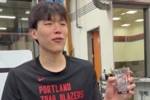 杨瀚森自己开箱&ldquo;杨瀚森杯&rdquo;：完美 图像逼真 有数字&ldquo;16&rdquo;和签名